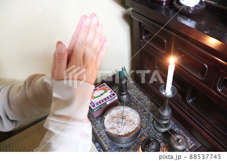 お仏壇 手を合わせる 88537745
