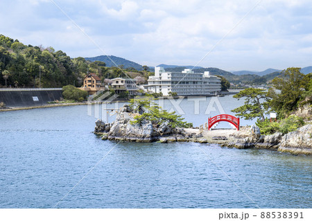 静岡県浜松市北区三ヶ日の奥浜名湖の猪鼻湖神社と赤い太鼓橋 88538391