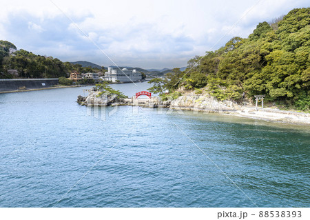 静岡県浜松市北区三ヶ日の奥浜名湖の猪鼻湖神社と赤い太鼓橋 88538393
