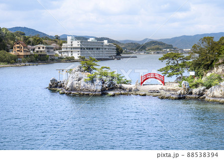静岡県浜松市北区三ヶ日の奥浜名湖の猪鼻湖神社と赤い太鼓橋 88538394