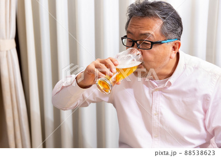 ビールを飲むシニアの男性 ビールを飲むシニアの男性 88538623