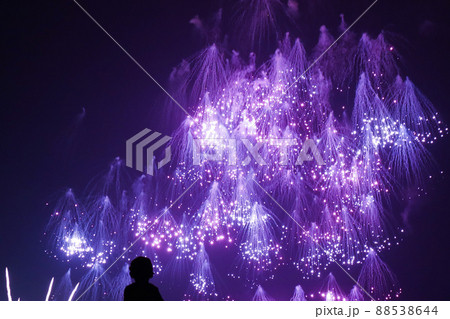 花火に照らされる人 花火に照らされる人 88538644