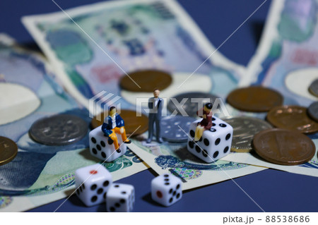 サイコロと人々〜ギャンブル(賭け事・カジノ)のイメージ画像〜 サイコロと人々〜ギャンブル(賭け事・カジノ)のイメージ画像〜 88538686