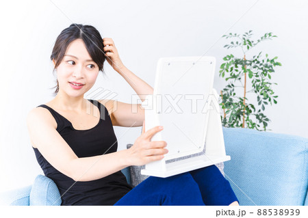 リラックスをしてヘアセットをする若い女性 リラックスをしてヘアセットをする若い女性 88538939