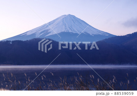 早朝の冬の富士山と河口湖 88539059