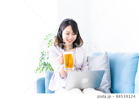オンラインで乾杯をする若い女性 オンラインで乾杯をする若い女性 88539124