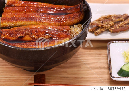 うな丼　鰻のかば焼き　丼物　骨せんべい 88539432