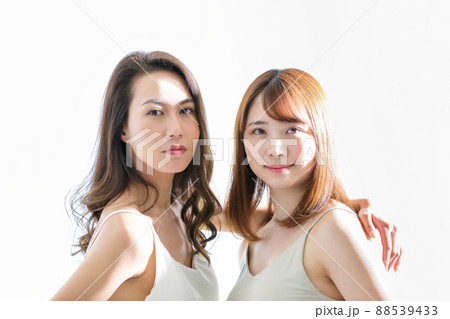 ビューティ　女性二人　カメラ目線 88539433