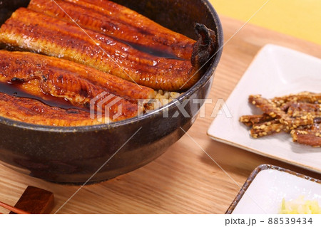 うな丼 鰻のかば焼き 丼物 骨せんべい うな丼 鰻のかば焼き 丼物 骨せんべい 88539434