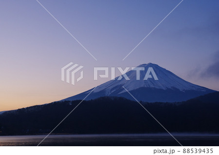 早朝の河口湖から見る冬の富士山 早朝の河口湖から見る冬の富士山 88539435