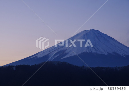 早朝の河口湖から見る冬の富士山 88539486