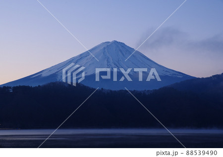 早朝の河口湖から見る冬の富士山 88539490