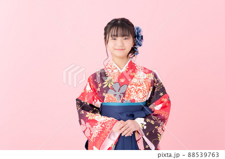 袴の小学生の女の子 袴の小学生の女の子 88539763