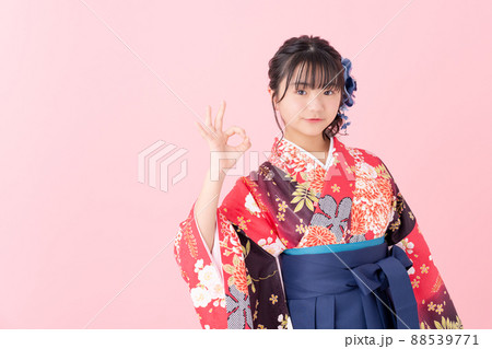 袴の小学生の女の子 88539771