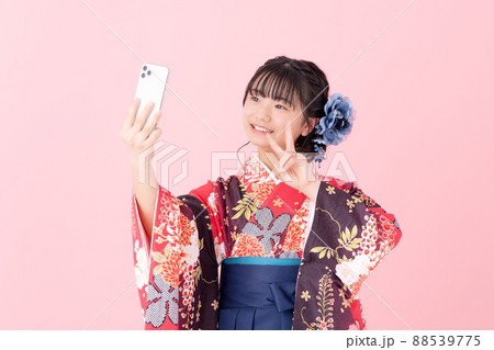 袴の小学生の女の子 88539775