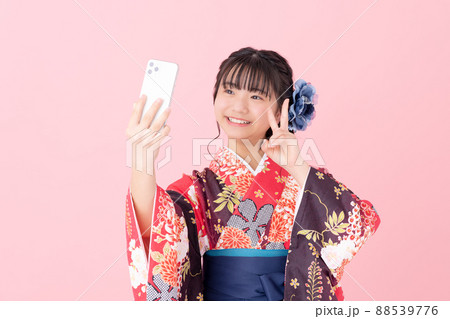 袴の小学生の女の子 88539776
