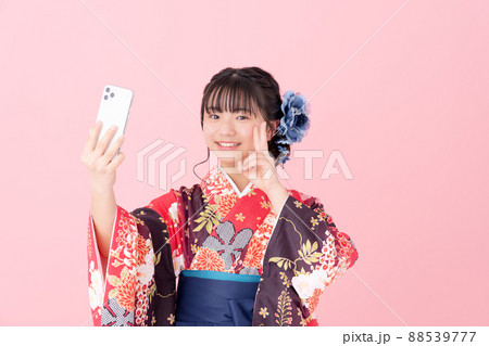 袴の小学生の女の子 88539777
