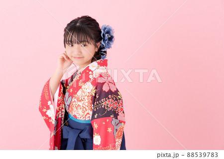袴の小学生の女の子 88539783