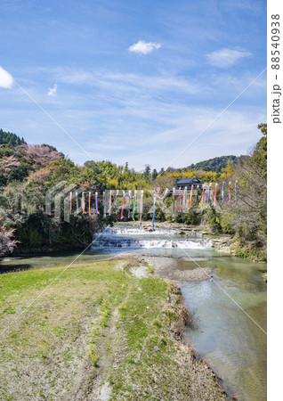 いすみ鉄道総元駅黒原不動滝と鯉のぼり いすみ鉄道総元駅黒原不動滝と鯉のぼり 88540938