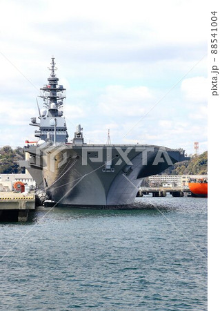 春陽に照らされ巨体を休める『護衛艦 いずも』 88541004