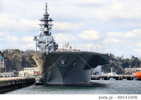 春陽に照らされ巨体を休める『護衛艦 いずも』 88541006