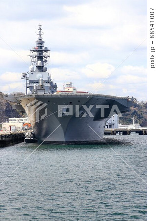 春陽に照らされ巨体を休める『護衛艦 いずも』 88541007