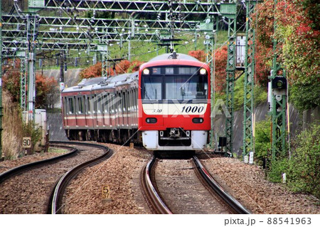 春陽を受け…紅い電車は三浦半島へ【京浜急行】 春陽を受け…紅い電車は三浦半島へ【京浜急行】 88541963