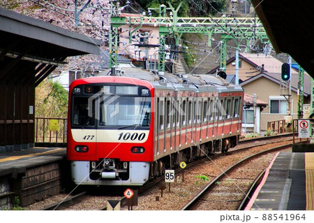 春陽を受け…紅い電車は三浦半島へ【京浜急行】 春陽を受け…紅い電車は三浦半島へ【京浜急行】 88541964