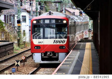 春陽を受け…紅い電車は三浦半島へ【京浜急行】 春陽を受け…紅い電車は三浦半島へ【京浜急行】 88541965