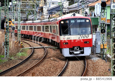 春陽を受け…紅い電車は三浦半島へ【京浜急行】 春陽を受け…紅い電車は三浦半島へ【京浜急行】 88541966