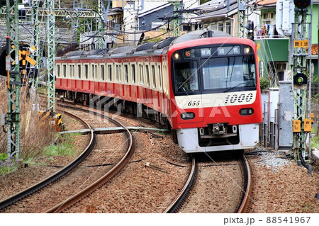 春陽を受け…紅い電車は三浦半島へ【京浜急行】 春陽を受け…紅い電車は三浦半島へ【京浜急行】 88541967