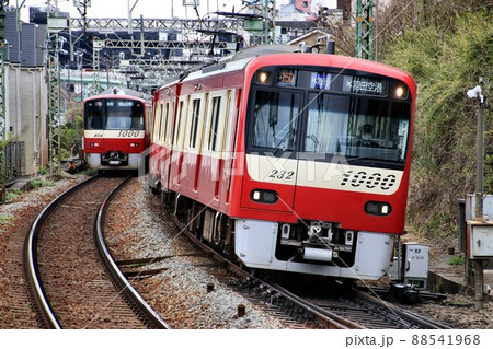 春陽を受け…紅い電車は三浦半島へ【京浜急行】 88541968