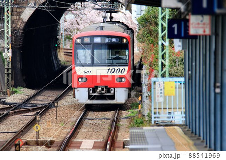 春陽を受け…紅い電車は三浦半島へ【京浜急行】 春陽を受け…紅い電車は三浦半島へ【京浜急行】 88541969