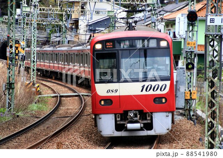 春陽を受け…紅い電車は三浦半島へ【京浜急行】 88541980