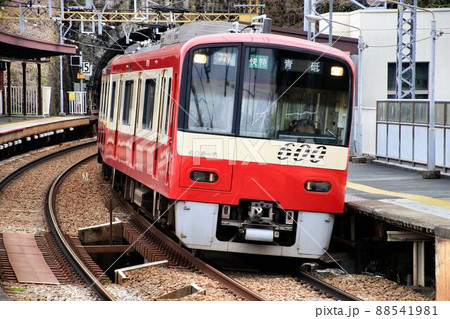 春陽を受け…紅い電車は三浦半島へ【京浜急行】 88541981
