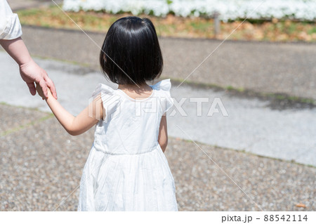 夏にパパと手を繋いで散歩する4歳の子供（育児・子育て・家族・ファミリー・親子） 88542114