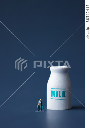 牛乳（ミルク）を作る人々（酪農・畜産） 88542415