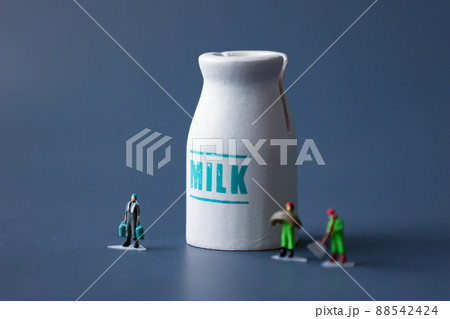 牛乳(ミルク)を作る人々(酪農・畜産) 牛乳(ミルク)を作る人々(酪農・畜産) 88542424