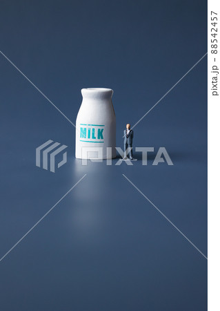 牛乳(ミルク)を作る人々(酪農・畜産) 牛乳(ミルク)を作る人々(酪農・畜産) 88542457