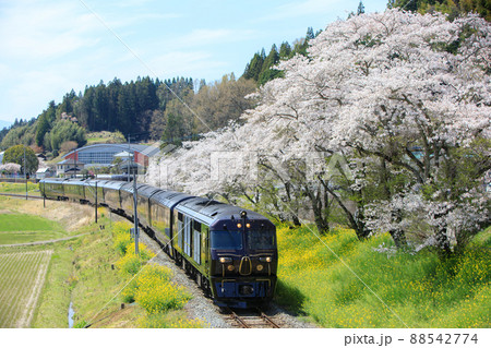 春の景色とクルーズトレイン「ななつ星in九州」（JR九州） 88542774