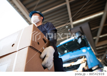 作業中の男性の手 88542939