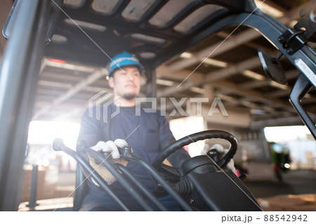 フォークリフトを運転する男性の手 フォークリフトを運転する男性の手 88542942