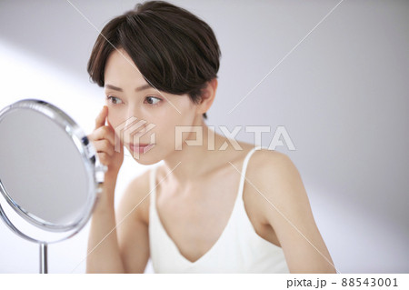 小じわが気になるミドル女性 88543001