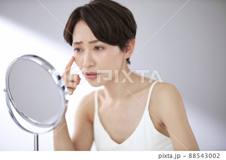 小じわが気になるミドル女性 88543002