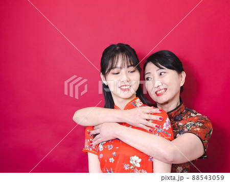 だっこ 抱き合う 抱きしめる 88543059