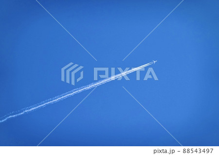 青空をバックに白いひこうき雲を残しながら飛ぶ旅客機 青空をバックに白いひこうき雲を残しながら飛ぶ旅客機 88543497