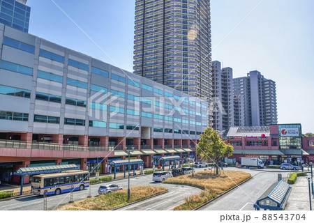 神奈川県横浜市の都市風景 新子安駅周辺 神奈川県横浜市の都市風景 新子安駅周辺 88543704