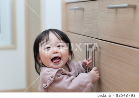 引き出しの扉をいたずらする赤ちゃん 88543793