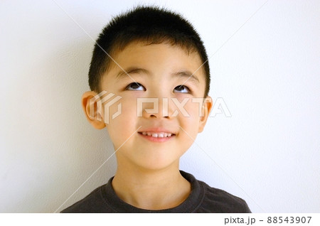 上を見つめて何かを思いつく男の子 88543907
