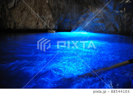 イタリア、アマルフィ海岸、エメラルドの洞窟 88544103